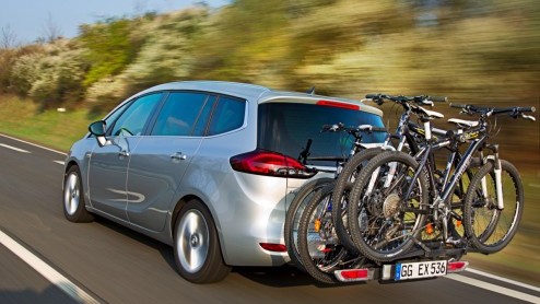 Het FlexFix-systeem van Opel krijgt een upgrade. De in de achterbumper gentegreerde fietsendrager krijgt een groter laadvermogen waardoor voortaan ook de elektrische fiets gewoon mee kan.