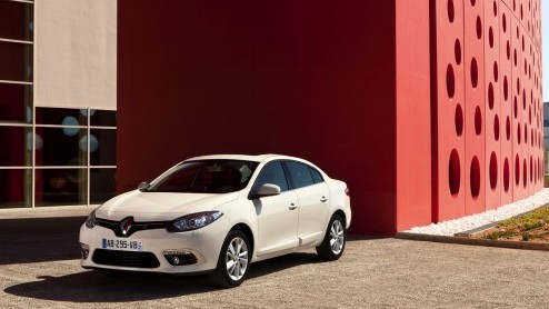 Renault-ontwerper Laurens van den Acker heeft opnieuw zijn stempel in het gamma kunnen drukken. Dit keer is de Renault Fluence aan de beurt om een nieuwe neus te ontvangen. In Istanbul is het doek er 