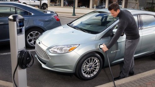 Audi, BMW, Daimler, Ford, General Motors, Porsche en Volkswagen werken samen aan een universele snellaadoplossing voor elektrische autos. Op die manier komt er n aansluiting voor oplaadsnoeren en c