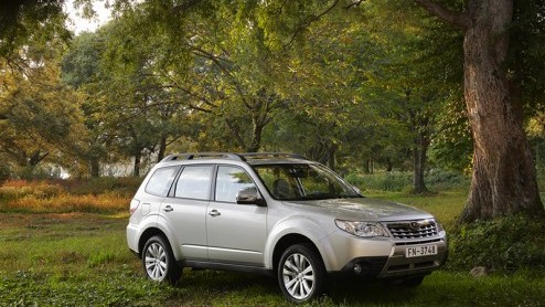 Subaru heeft de Forester vernieuwd en dat werpt groots zijn vruchten af. Zo monteren de Japanners een nieuwe, veel zuiniger boxermotor, is het in- en exterieur lichtjes bijgeschaafd daalt tegelijkerti
