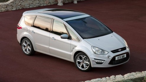 Ford gaat de 2.0 Ecoboost motor met 203 en 240 pk ook koppelen aan een zesbak. Tot nu toe waren beide turbomotoren alleen met de Powershift transmissie leverbaar. Voor de Mondeo en S-MAX komt daar teg
