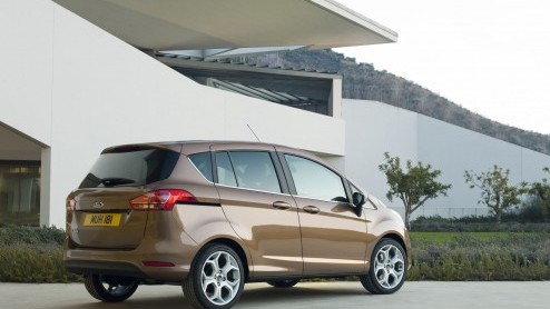 De nieuwe Ford B-MAX is vanaf nu te bestellen en staat eind november in de showroom. Alle reden om de prijslijst vrij te geven. De compacte MPV met schuifdeuren is er vanaf 18.495 euro.
