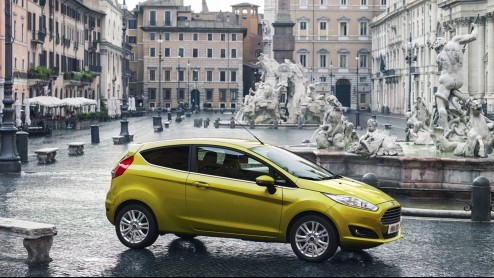Met een opgefrist uiterlijk, een opgewaardeerd interieur en vier nieuwe driecilinder-motoren, kan de Ford Fiesta weer een flinke tijd mee.