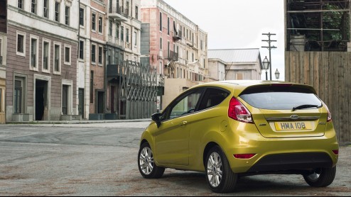 Met een opgefrist uiterlijk, een opgewaardeerd interieur en vier nieuwe driecilinder-motoren, kan de Ford Fiesta weer een flinke tijd mee.