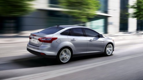 Feest bij de Ford-dealer; de nieuwe Focus staat vandaag in de Nederlandse showrooms. Allereerst als vijfdeurs en sedan, medio juni volgt de Wagon. Om de aftrap kracht bij te zetten is er een First Edi