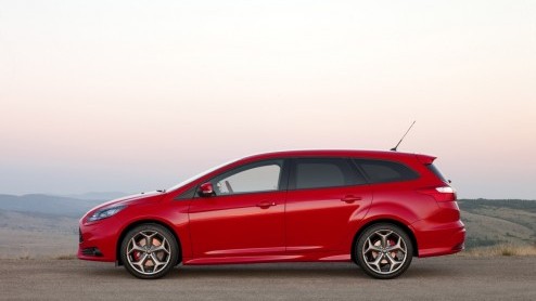 Vanaf september is het zo ver, dan komt de nieuwe Ford Focus ST naar Nederland. Ook als Wagon. Prijzen beginnen bij 33.135 euro. Das niet al teveel geld voor 250 pk en een top van bijna 250 km/u
