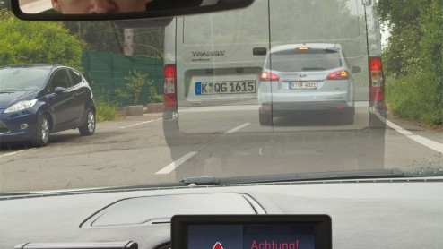 Ford heeft in Dsseldorf een demonstratie gegeven van de nieuwste ontwikkelingen in V2V(Vehicle-to-Vehicle)-communicatie. De communicerende autos informeren elkaar over gevaren, rijomstandigheden en 