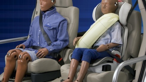 De airbags in autos vliegen ons tegenwoordig figuurlijk om de oren. Nadat de voetgangersairbag van Volvo schittert Ford nu met een opblaasbare veiligheidsgordel voor inzittenden op de achterbank. En 