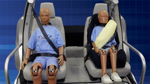 De airbags in autos vliegen ons tegenwoordig figuurlijk om de oren. Nadat de voetgangersairbag van Volvo schittert Ford nu met een opblaasbare veiligheidsgordel voor inzittenden op de achterbank. En 