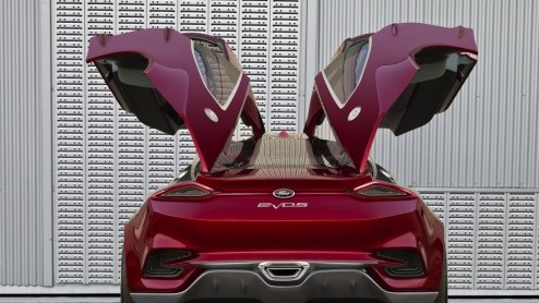 Spektakel bij Ford op de IAA. Daar staat onder meer de Ford Evos Concept, een indrukwekkend studiemodel dat de toekomstige designrichting en technologien van het merk vertegenwoordigt.