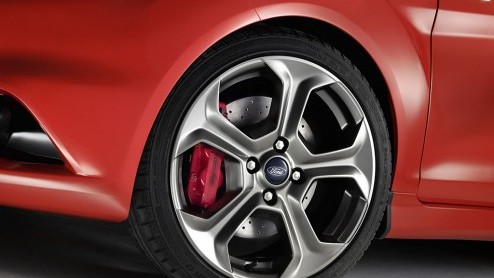 Na de Focus ST mogen we nu ook (eindelijk!) aan de Fiesta ST proeven. Dat de gepeperde versie van het succesnummer nog een Concept wordt genoemd, doet er niets aan af. Kern van de zaak: 180 pk!