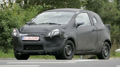 Terwijl de Fiat 500 al zeer succesvol is ontvangen en niet is aan te slepen, wordt zijn technische evenknie nog gespot in diepe camouflage. Ondanks de vermomming kunnen we zien dat de Kinetic-designta