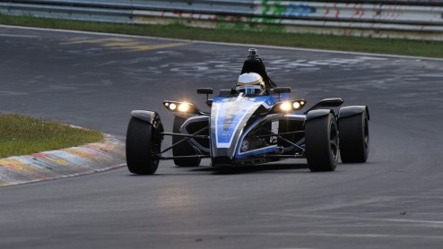 Wat kun je allemaal doen met een 1.0 liter Ecoboost van Ford? Nou, de driecilinder opvoeren naar 205 pk, een race-auto eromheen bouwen en dan een rondje over de Nrburgring doen, bijvoorbeeld. Wat lev