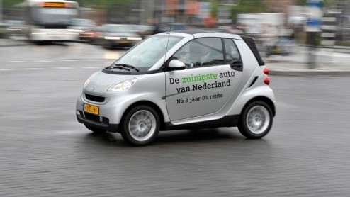 Op de nieuwe smart fortwo mhd prijkt het predicaat zuinigste en schoonste auto van Nederland. Om dit verantwoorde woord te verkondigen gaat de kleine dreumes on tour. In de maanden mei, juni en ju