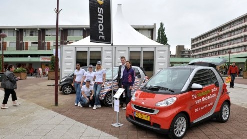 Op de nieuwe smart fortwo mhd prijkt het predicaat zuinigste en schoonste auto van Nederland. Om dit verantwoorde woord te verkondigen gaat de kleine dreumes on tour. In de maanden mei, juni en ju