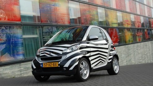 Er zijn van die autos waar je helemaal lyrisch van bent, of juist totaal niet bekoren kan. De smart fortwo is daar n van. Zijn compacte afmetingen en kekke interieur maken m eigenzinnig en praktis