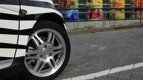 Er zijn van die autos waar je helemaal lyrisch van bent, of juist totaal niet bekoren kan. De smart fortwo is daar n van. Zijn compacte afmetingen en kekke interieur maken m eigenzinnig en praktis