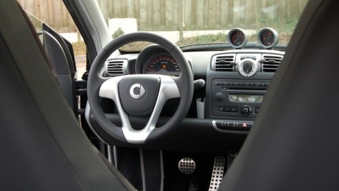 Er zijn van die autos waar je helemaal lyrisch van bent, of juist totaal niet bekoren kan. De smart fortwo is daar n van. Zijn compacte afmetingen en kekke interieur maken m eigenzinnig en praktis
