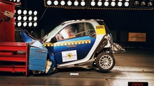 Wat smart al voorspelde bij de introductie van de nieuwe fortwo is nu bevestigd. EuroNCAP liet de fortwo een botsproef ondergaan, waarbij de kleine tweezitter vier sterren scoorde. Gezien het feit dat
