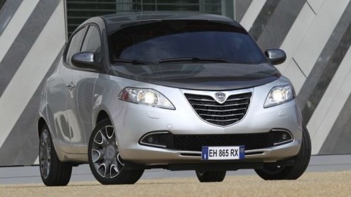 Na de eerste onthulling van de nieuwe Lancia Ypsilon heeft de importeur nu alle details op een rij vrijgegeven. De 'nieuwe parel' staat volgende maand al bij de dealer vanaf 15.000 euro met zeer zuini