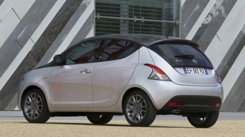 Na de eerste onthulling van de nieuwe Lancia Ypsilon heeft de importeur nu alle details op een rij vrijgegeven. De 'nieuwe parel' staat volgende maand al bij de dealer vanaf 15.000 euro met zeer zuini