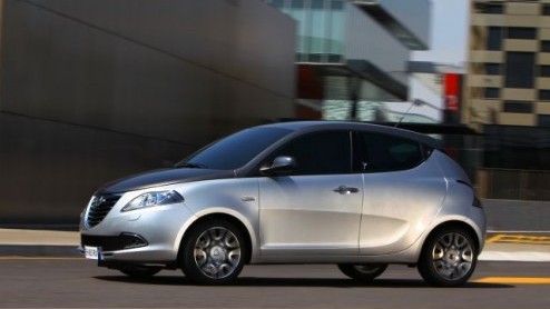 Na de eerste onthulling van de nieuwe Lancia Ypsilon heeft de importeur nu alle details op een rij vrijgegeven. De 'nieuwe parel' staat volgende maand al bij de dealer vanaf 15.000 euro met zeer zuini