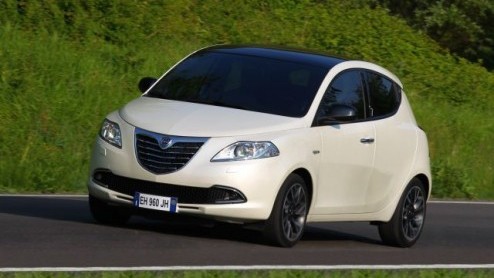 Na de eerste onthulling van de nieuwe Lancia Ypsilon heeft de importeur nu alle details op een rij vrijgegeven. De 'nieuwe parel' staat volgende maand al bij de dealer vanaf 15.000 euro met zeer zuini