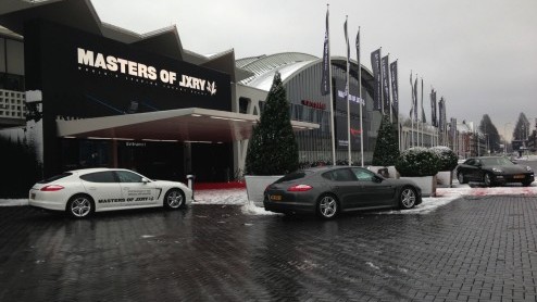 In de RAI Amsterdam heeft de Masters of LXRY 2012 de deuren geopend. Omdat in een wereld van geld en luxe ook de nodige auto's niet mogen ontbreken, zijn onder meer Porsche, Jeep, Jaguar, Land Rover e