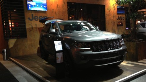 In de RAI Amsterdam heeft de Masters of LXRY 2012 de deuren geopend. Omdat in een wereld van geld en luxe ook de nodige auto's niet mogen ontbreken, zijn onder meer Porsche, Jeep, Jaguar, Land Rover e