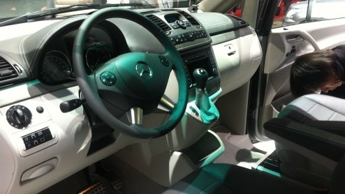 In Frankfurt was hij nog een studiemodel maar op de Autosalon van Genve staat de Mercedes-Benz Viano Pearl gewoon tussen alle bestaande modellen. De Duitsers nemen de superdeluxe bus in gelimiteerde 