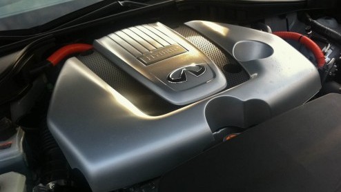 Infiniti laat geen kans onbenut het vlaggenschip M veelzijdig in de markt te zetten. Na de sportieve M37 en dieselende M30d is het topmodel nu ook verkrijgbaar als hybride. Dankzij het bijbehorende gr