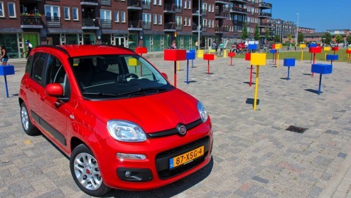 We hebben er even op moeten wachten, maar sinds lange tijd is de Fiat Panda weer verkrijgbaar met een automatische transmissie. In de nieuwe Panda neemt de uit de 500 bekende Dualogic-transmissie het