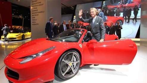 Ferrari breidt het modelgamma van de 458 uit. Na de gesloten Italia presenteren de Italianen op de IAA Frankfurt de 458 Spider met V8 middenmotor en volledig inklapbare hardtop.