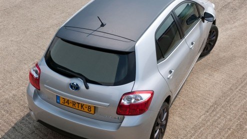 De Toyota Auris Hybrid gaat extra zakelijk in de Business uitvoering. Deze nieuwe versie is tot eind dit jaar gratis uitgerust met navigatie. Toyota prijst de Auris Business vanaf 22.990 euro.