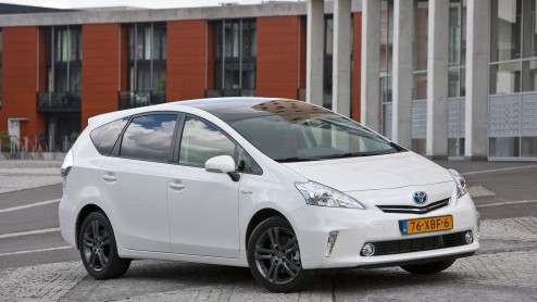 De Toyota Prius Wagon is nog net niet op de markt of de importeur kondigt klein nieuws aan, met grote gevolgen. Door de CO2-uitstoot van de nieuwe ruime Prius met een(!) gram te verlagen verzekert de