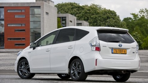De Toyota Prius Wagon is nog net niet op de markt of de importeur kondigt klein nieuws aan, met grote gevolgen. Door de CO2-uitstoot van de nieuwe ruime Prius met een(!) gram te verlagen verzekert de