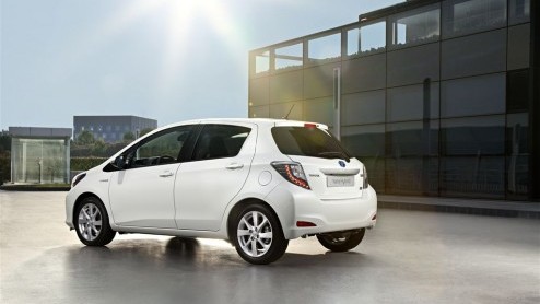 Nu alle ogen gericht zijn op al het moois uit Detroit komt Toyota even tussendoor met de eerste beelden van de Yaris Hybrid, die dit voorjaar in Genve officieel wordt gentroduceerd. De superzuinige