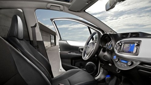 Nu alle ogen gericht zijn op al het moois uit Detroit komt Toyota even tussendoor met de eerste beelden van de Yaris Hybrid, die dit voorjaar in Genve officieel wordt gentroduceerd. De superzuinige