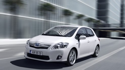 Vanaf vandaag bij de dealer, de Toyota Auris Limited. Deze compacte middenklasser is crisisproof dankzij het lage verbruik van de hybride aandrijflijn met 136 pk en een traploze CVT-automaat. Prijs? 2