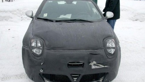 Vandaag bereikt ons nieuws van Alfa. De Alfa Romeo Furiosa deed zijn eerste testrondes. De naam 'Mito' is deze week ook opgedoken; het lijkt er op dat Alfa afstapt van de naam Furiosa, die uit de 'wed