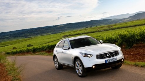 Infiniti heeft hun grote SUV FX vernieuwd met extra uitrusting en meer veiligheidsvoorzieningen. Technisch blijft alles hetzelfde; prijzen beginnen bij 81.300 euro.