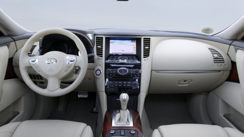 Infiniti heeft in ons land nog veel aan verkopen en naamsbekendheid te winnen. En dus wordt elk nieuwtje bij het Japanse luxemerk aan de grote klok gehangen. In de omgeving van Mnchen hebben we kenni