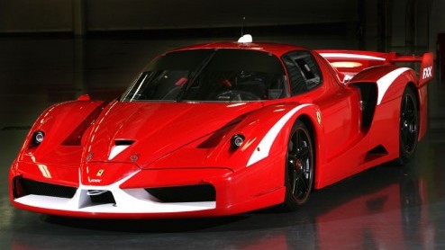 Ferrari heeft sinds twee jaar een FXX ontwikkeld. Dit raszuivere racemonster wordt gebruikt voor evenementen en trainingsprogrammas voor klanten, en is niet bedoeld voor straatgebruik of serieproduct