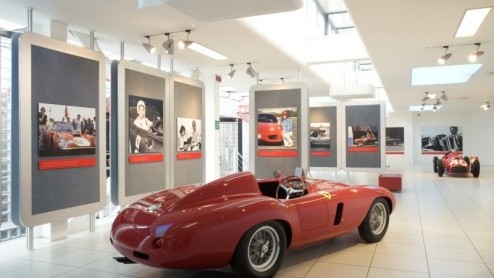 De Galleria Ferrari in Maranello heeft een tentoonstellingsruimte ingeruimd voor de fascinerende en mysterieuze relatie tussen de wereld van Ferrari en het vrouwelijk wezen, zoals ze dat zo mooi verwo