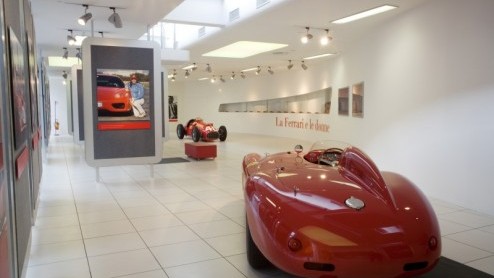 De Galleria Ferrari in Maranello heeft een tentoonstellingsruimte ingeruimd voor de fascinerende en mysterieuze relatie tussen de wereld van Ferrari en het vrouwelijk wezen, zoals ze dat zo mooi verwo