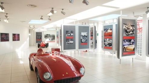 De Galleria Ferrari in Maranello heeft een tentoonstellingsruimte ingeruimd voor de fascinerende en mysterieuze relatie tussen de wereld van Ferrari en het vrouwelijk wezen, zoals ze dat zo mooi verwo