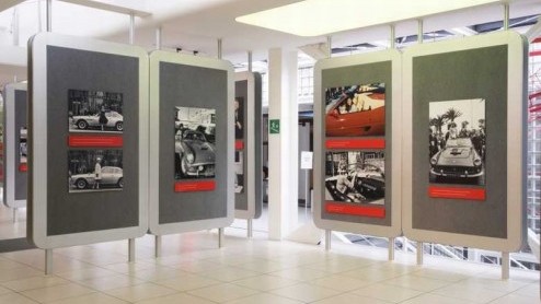 De Galleria Ferrari in Maranello heeft een tentoonstellingsruimte ingeruimd voor de fascinerende en mysterieuze relatie tussen de wereld van Ferrari en het vrouwelijk wezen, zoals ze dat zo mooi verwo