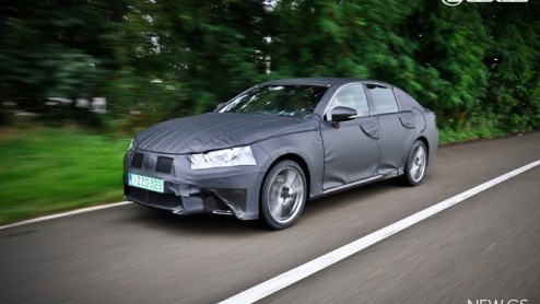 De nieuwe Lexus GS laat niet lang meer op zich wachten. Op 18 augustus trekt het merk het doek er af. Als opwarmertje rijdt de sedan alvast z'n opwarmronde. Beelden daarvan heeft Lexus de wereld in ge