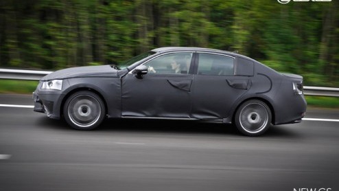 De nieuwe Lexus GS laat niet lang meer op zich wachten. Op 18 augustus trekt het merk het doek er af. Als opwarmertje rijdt de sedan alvast z'n opwarmronde. Beelden daarvan heeft Lexus de wereld in ge