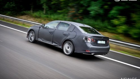 De nieuwe Lexus GS laat niet lang meer op zich wachten. Op 18 augustus trekt het merk het doek er af. Als opwarmertje rijdt de sedan alvast z'n opwarmronde. Beelden daarvan heeft Lexus de wereld in ge